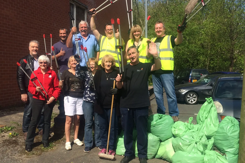 Councillors Andy Kelly, Irene Davidson, John Oldham and local residents at the litter pick