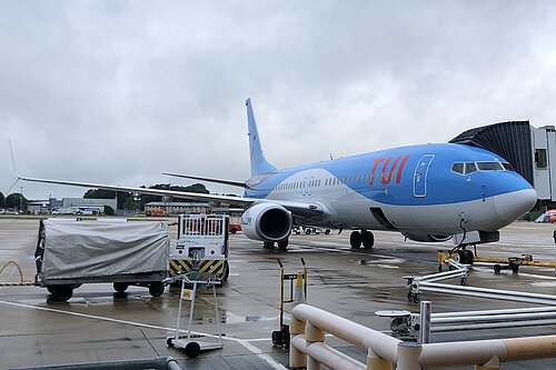 TUI 737-800 at LGW