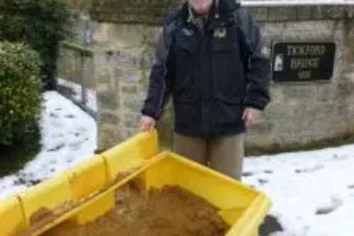 org.uk/files/2018/01/grit-bin-2-225x300.jpg