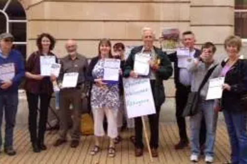 Lib Dem Tom Willis and others collect petition supporting refugees in Chelmsford