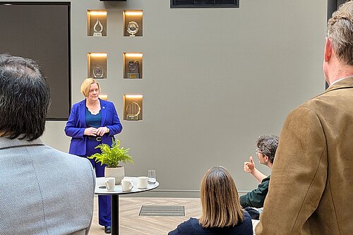 Zöe Franklin speaking at business breakfast