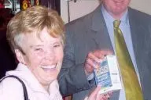 Rochdale MP Paul Rowen gives away free lightbulbs to a Mecca Bingo member