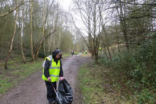 Cllr Sue Roodhouse (foreground) and Great Central Way litterpickers (28 March 2015)