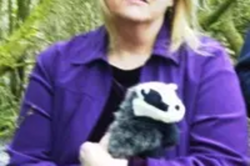 Cllr Noreen New helps promote badger vaccination