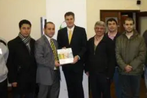 David Goodall at the Fellowship Dialogue Society receiving a book after giving a speech on "Creating a fair and green Britain"