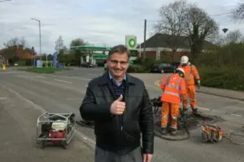 org.uk/files/2018/10/Douglas-thumbs-up-to-Tickford-St-pothole-repairs-Small-300x225.jpg